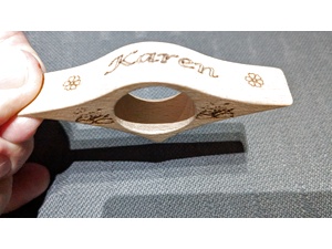 L131-Wooden Thumb Book Holder